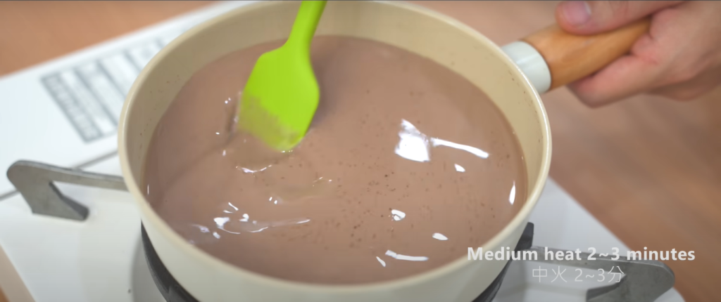 Đun sữa với gelatin làm pudding milo