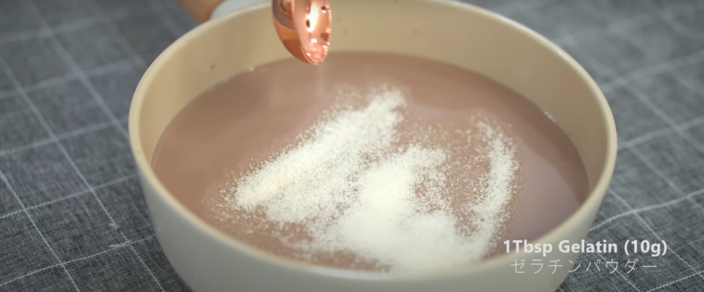 Cho 10g gelatin vào 540ml sữa milo để làm pudding milo